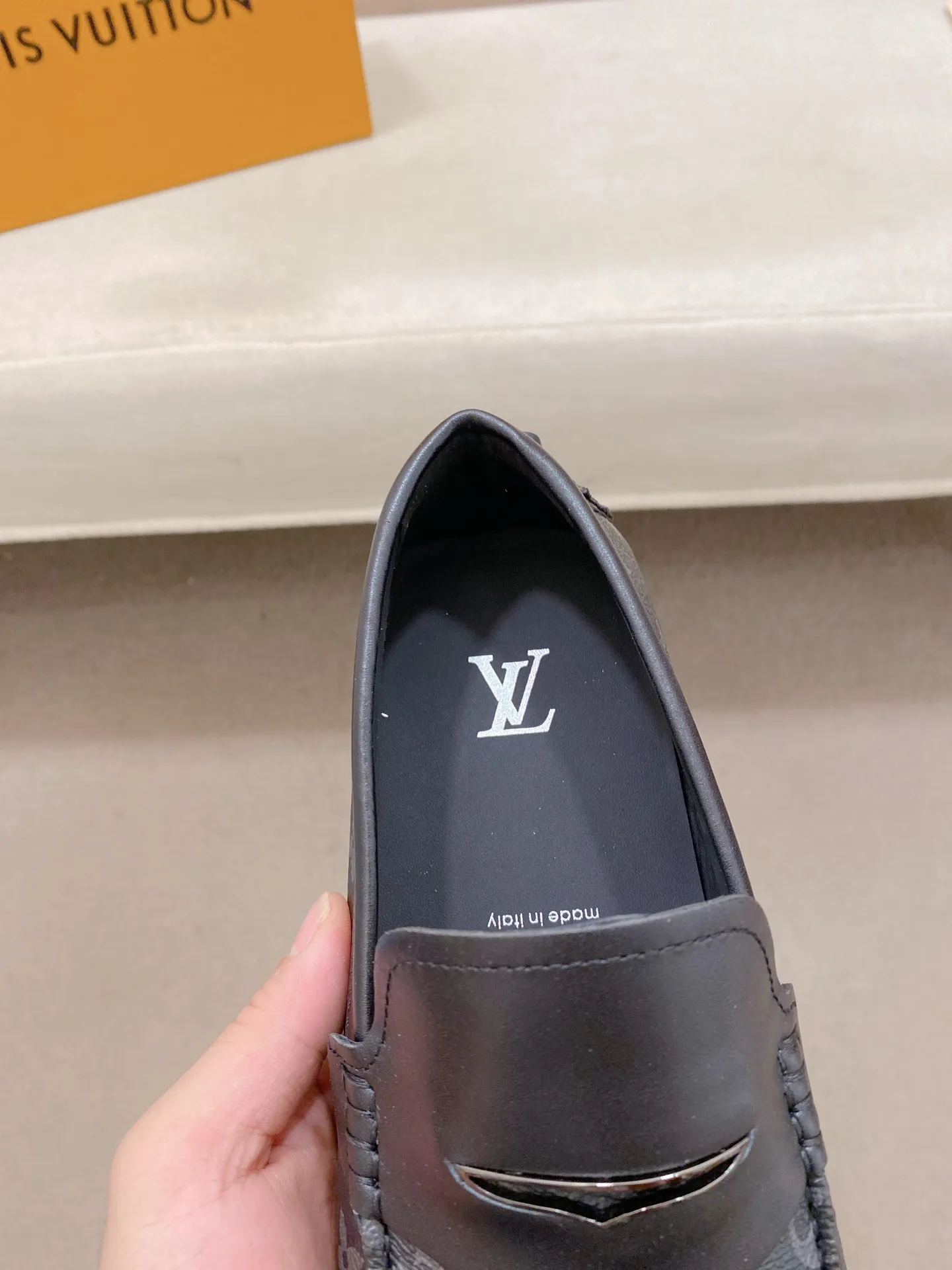 Factory price: 500💰High-end quality! LV 🆕🆕Exclusive hot-selling products in stock🔥🔥New products on the shelves, high-quality Ferragamo men's pea shoes, high-end casual driving shoes, with complete packaging! 💪 💪 Material: Imported official website one-to-one fabric 🐂 + Imported high-quality buffalo leather lining + wear-resistant outsole 👍🏻👍🏻 Features: High-end and comfortable, purely handmade 🚀 🚀 Create the perfect shoes that suit you best 🔥 🔥 Size: (38-44) 45 standard size can be customized!